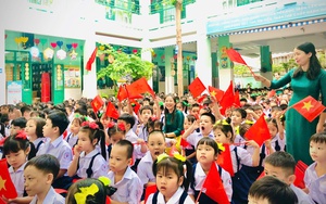 Các em học sinh TPHCM vui mừng khai giảng năm học mới