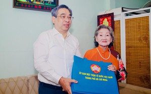 Lãnh đạo TPHCM thăm, tặng quà các Mẹ Việt Nam Anh hùng