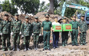 Lãnh đạo Quân khu 7 thăm, động viên lực lượng tìm kiếm hài cốt liệt sĩ, tại Công viên Lê Thị Riêng