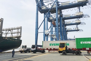 Triển khai các giải pháp khắc phục ùn tắc khu vực cảng Cát Lái - Phú Hữu- Ảnh 3. Tân cảng Sài Gòn triển khai các giải pháp nhằm giải tỏa hàng tại cảng Cát Lái