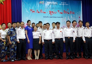 Thăm và tặng quà chiến sĩ cảnh sát  biển, ngư dân