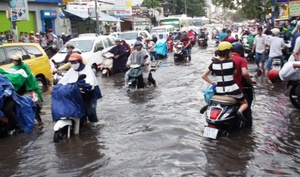 TPHCM kiểm tra toàn diện hệ thống hệ thống chiếu sáng, trụ đèn- Ảnh 4. Cử tri vẫn bức xúc vì kẹt xe, ngập nước, ô nhiễm môi trường
