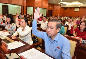 Nhà cao tầng ở khu đất “vàng” lấn át công trình cổ 