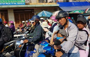 Người dân ùn ùn đổ về sau lễ, phà Cát Lái quá tải 