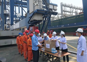 Triển khai các giải pháp khắc phục ùn tắc khu vực cảng Cát Lái - Phú Hữu- Ảnh 4. Cảng Cát Lái chủ động phòng chống dịch viêm phổi cấp