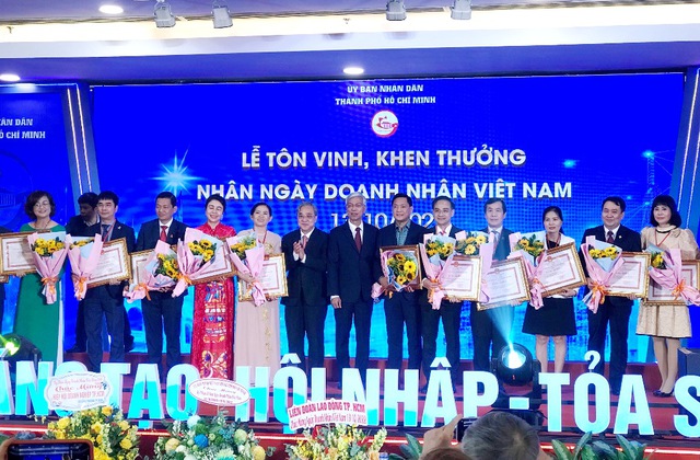 TPHCM trao bằng khen cho 60 doanh nhân tiêu biểu - Ảnh 2.