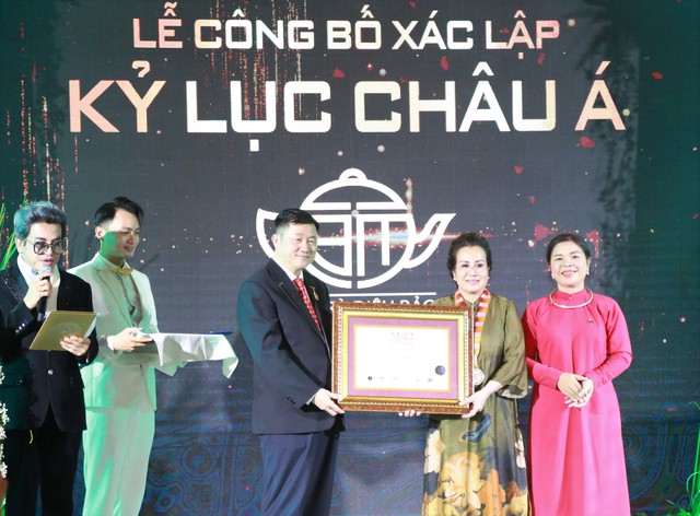 Xác lập Kỷ lục châu Á đối với bộ sưu tập 'Tâm Trà Diệu Bảo' - Ảnh 1. Xác lập Kỷ lục châu Á đối với bộ sưu tập 'Tâm Trà Diệu Bảo' - Ảnh 1.