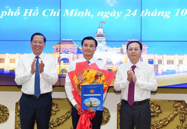 Trao quyết định phê chuẩn Phó Chủ tịch UBND TPHCM cho ông Bùi Xuân Cường - Ảnh 1.