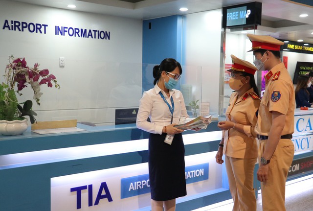 Tuyên truyền ATGT cho người nước ngoài tại ga quốc tế Tân Sơn Nhất - Ảnh 2.