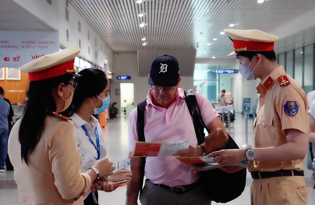 Tuyên truyền trật tự ATGT cho người nước ngoài tại sân bay Tân Sơn Nhất - Ảnh 1.