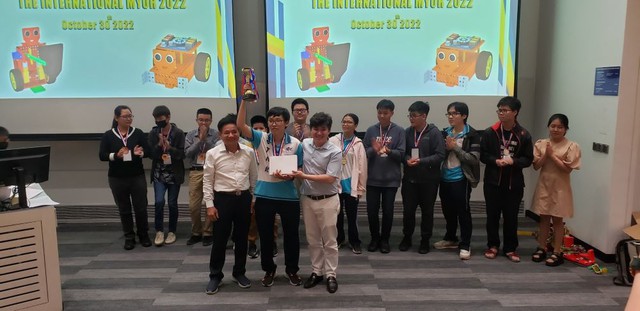 Học sinh Việt Nam đạt giải vô địch cuộc thi lập trình Robot tại Singapore - Ảnh 1.