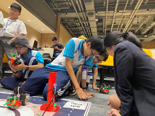 Học sinh Việt Nam đạt giải vô địch cuộc thi lập trình Robot tại Singapore - Ảnh 2.