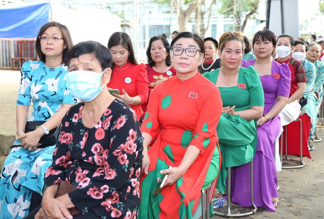 Bí thư Thành ủy dự Ngày hội Đại đoàn kết toàn dân tộc tại huyện Bình Chánh - Ảnh 3.