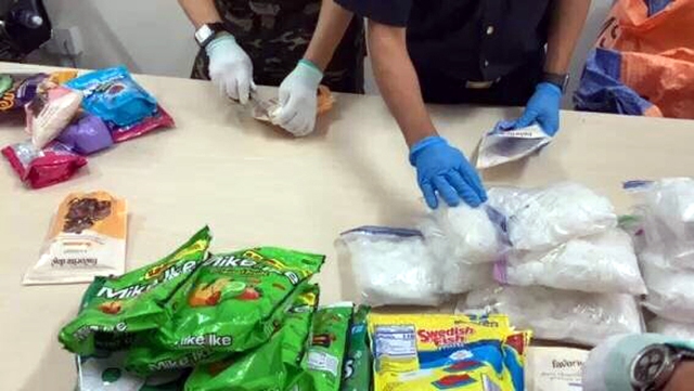 TPHCM: Bắt gần 26 kg ma túy cất giấu trong các gói kẹo, cà phê - Ảnh 1.