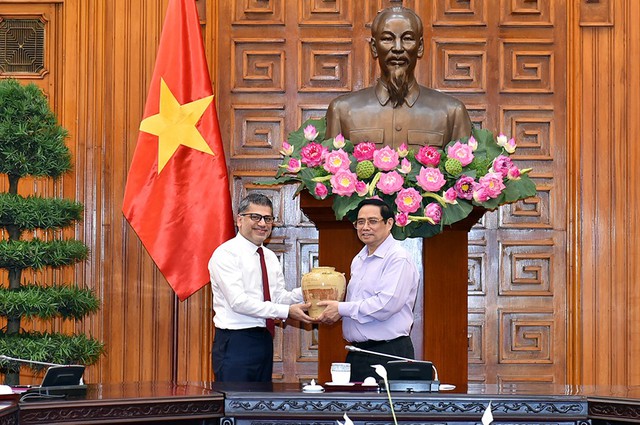 AstraZeneca được trao tặng bằng khen của Thủ tướng Chính phủ cho công tác ngoại giao vắc xin của Việt Nam - Ảnh 1.
