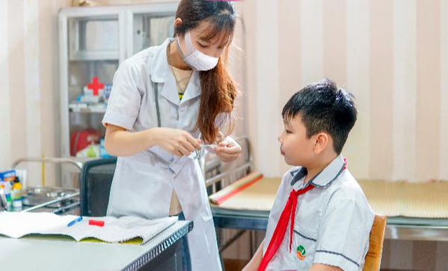 100% trường mầm non và phổ thông tại TPHCM có nhân viên y tế chuyên trách vào năm 2025 - Ảnh 1.