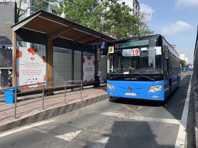 TPHCM sửa nhiều nhà chờ xe buýt đến trước Tết Dương lịch - Ảnh 1.