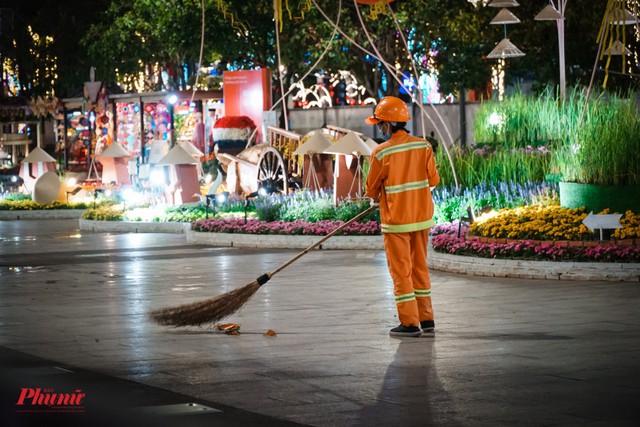 Bảo đảm mỹ quan đô thị dịp Tết: Ngành vệ sinh môi trường làm cả ngày lẫn đêm - Ảnh 1. Bảo đảm mỹ quan đô thị dịp Tết: Ngành vệ sinh môi trường làm cả ngày lẫn đêm - Ảnh 1.