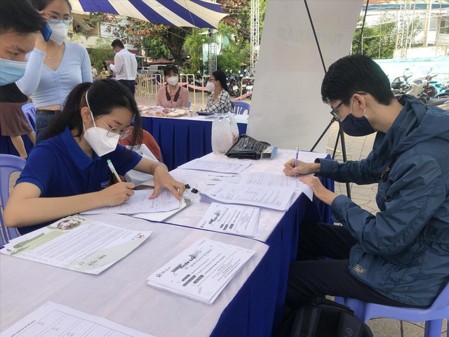 Nhiều giải pháp hỗ trợ người lao động mất việc - Ảnh 1. Nhiều giải pháp hỗ trợ người lao động mất việc - Ảnh 1.