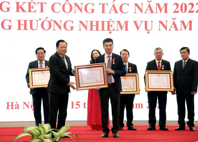 Chủ tịch HĐQT PV GAS Dương Mạnh Sơn đón nhận Huân chương Lao động hạng Nhì - Ảnh 1.
