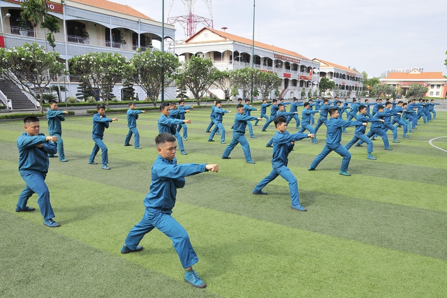 Sôi nổi khóa huấn luyện dành cho các chiến sĩ dân quân thường trực - Ảnh 1.