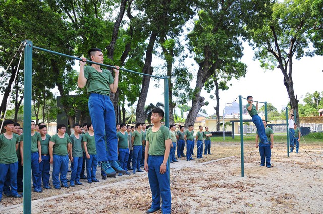 Sôi nổi khóa huấn luyện dành cho các chiến sĩ dân quân thường trực - Ảnh 2.