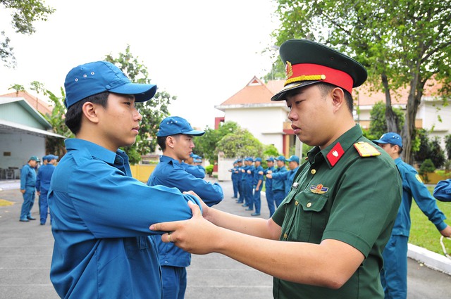 Sôi nổi khóa huấn luyện dành cho các chiến sĩ dân quân thường trực - Ảnh 3.