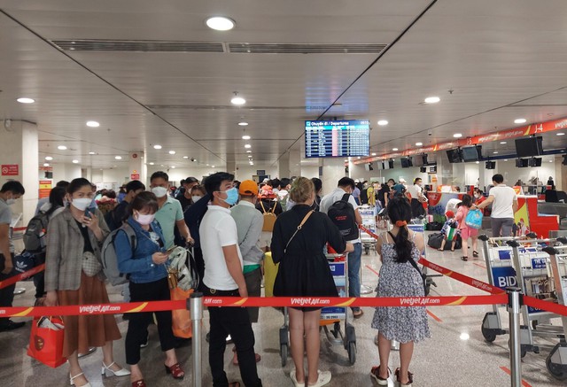 Khách đến sân bay Tân Sơn Nhất dịp Tết tăng kỷ lục - Ảnh 1.