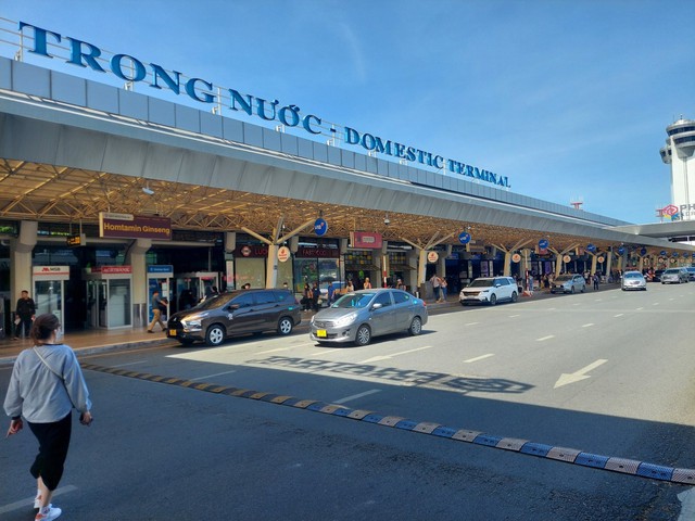 Khách đến sân bay Tân Sơn Nhất dịp Tết tăng kỷ lục - Ảnh 2.