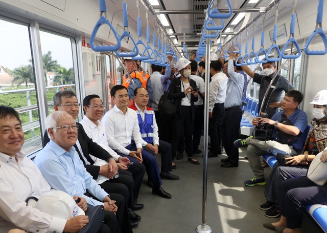 Cận cảnh đoàn tàu metro Bến Thành - Suối Tiên chạy thử qua 5 nhà ga - Ảnh 7.
