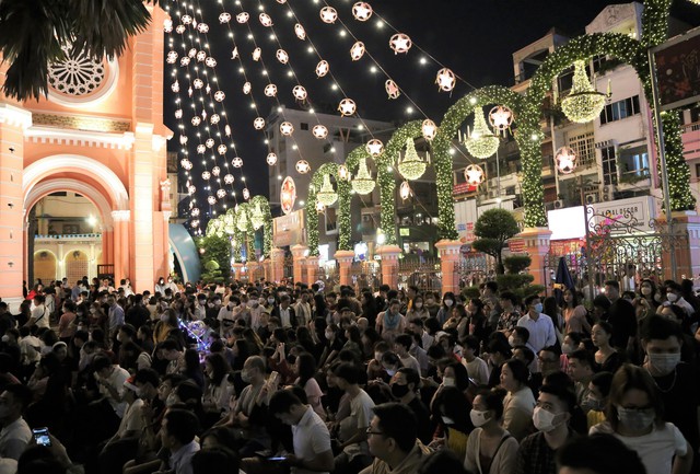 Không khí  Giáng sinh ở Thành phố Hồ Chí Minh - Ảnh 1.