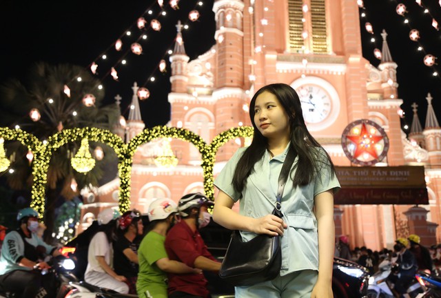 Không khí  Giáng sinh ở Thành phố Hồ Chí Minh - Ảnh 9.