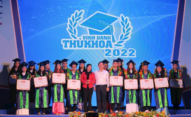 TPHCM vinh danh 75 thủ khoa năm 2022 - Ảnh 2.