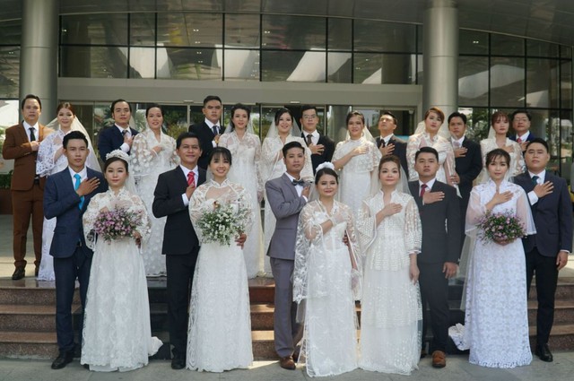 Tổ chức đám cưới cho 20 cặp y, bác sĩ phải hoãn đám cưới để chống dịch - Ảnh 1.