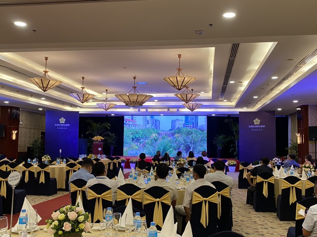 Đường hoa Tết 2022 đáp ứng nhu cầu thưởng ngoạn của người dân - Ảnh 2.