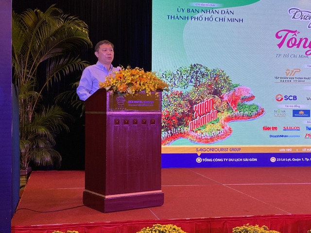 Đường hoa Tết 2022 đáp ứng nhu cầu thưởng ngoạn của người dân - Ảnh 1.
