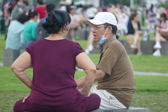 Diện mạo mới, công viên bến Bạch Đằng thu hút người dân TPHCM - Ảnh 2.