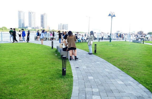 Diện mạo mới, công viên bến Bạch Đằng thu hút người dân TPHCM - Ảnh 6.
