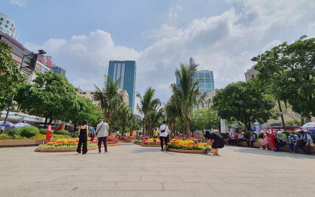 350.000 lượt khách tham quan đường hoa Nguyễn Huệ - Ảnh 1.