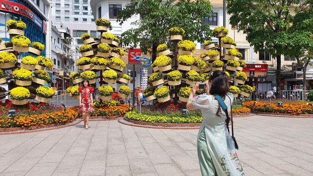 350.000 lượt khách tham quan đường hoa Nguyễn Huệ - Ảnh 3.