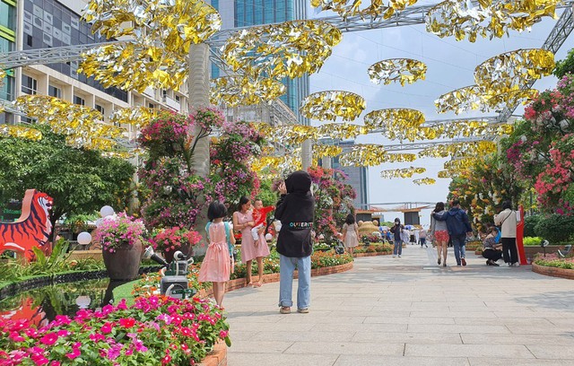 350.000 lượt khách tham quan đường hoa Nguyễn Huệ - Ảnh 2.
