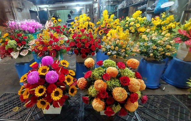 Chợ hoa Hồ Thị Kỷ nhộn nhịp ngày 8/3 - Ảnh 3.