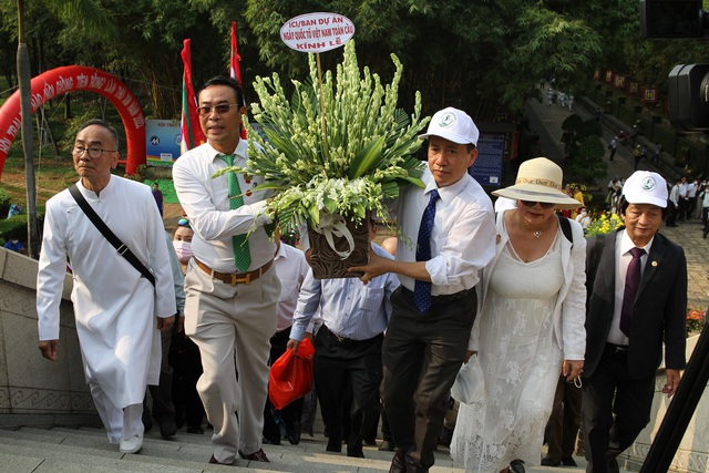 Lãnh đạo TPHCM và người dân thành kính dâng hương giỗ Tổ Hùng Vương - Ảnh 7.