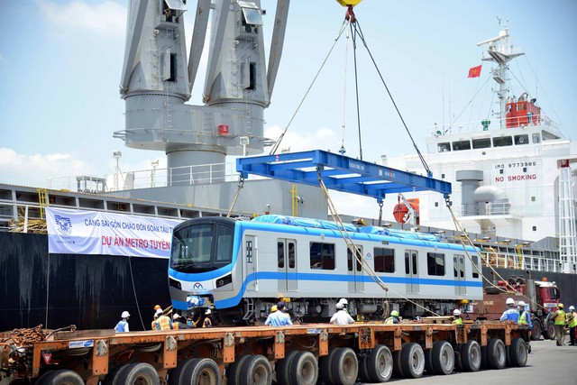 Hai đoàn tàu cuối cùng tuyến metro số 1 cập cảng Khánh Hội - Ảnh 4.