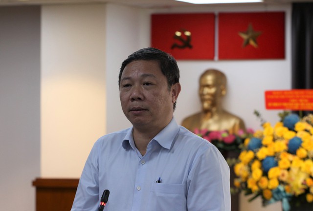 Lãnh đạo TPHCM thăm, chúc mừng các phóng viên, biên tập viên nhân Ngày Báo chí Cách mạng Việt Nam - Ảnh 1.