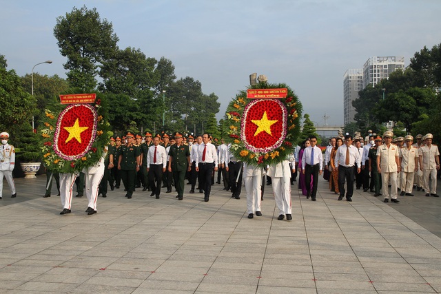 Lãnh đạo TPHCM dâng hương tưởng niệm các anh hùng liệt sĩ - Ảnh 1.