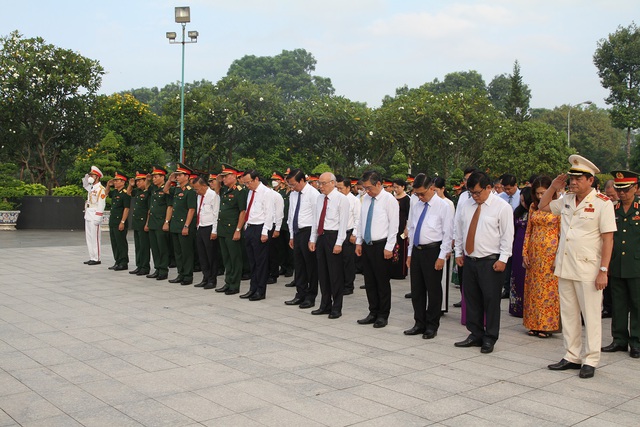 Lãnh đạo TPHCM dâng hương tưởng niệm các anh hùng liệt sĩ - Ảnh 2.