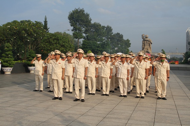Lãnh đạo TPHCM dâng hương tưởng niệm các anh hùng liệt sĩ - Ảnh 7.