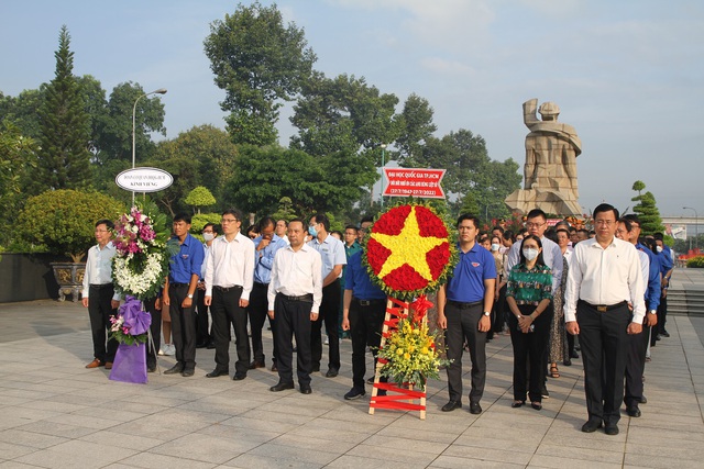 Lãnh đạo TPHCM dâng hương tưởng niệm các anh hùng liệt sĩ - Ảnh 8.