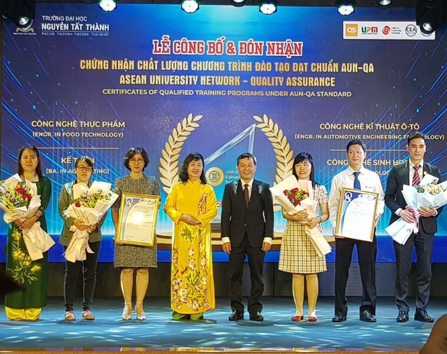 ĐH Nguyễn Tất Thành công bố và đón nhận nhiều chứng nhận kiểm định - Ảnh 1.